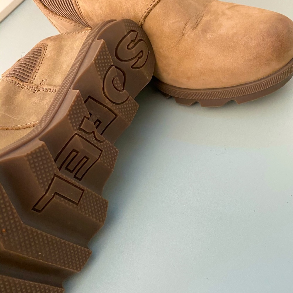 Nearly new Sorel wedge boots 8